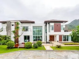 Kyerra 88-16 An exquisite mansion with eclectic interiors