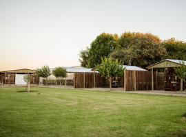Die Skuur Campsite & Chalets, hotel s baz&eacute;nem v destinaci Mariental