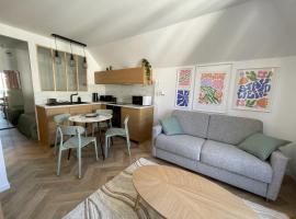 New fully equiped appartment with parking, hotel in Saint-Mandé