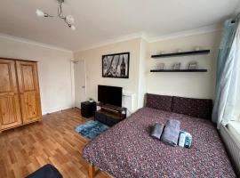 Huge and affordable 3 bedroom flat in Hammersmith for 7 people with welcome breakfast