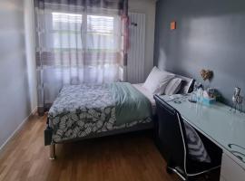 Chambre privée, hotelli kohteessa Suresnes