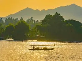 Nost algia S Hotel In the West Lake scenic area-,Lingyin Temple, Leifeng Tower, Children's playground, Free night snack, Free laundry, English communication well, Free travel advice