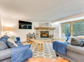 Renovated Ski-InandSki-Out Peru Condo at Bromley Mtn, hotel in Peru