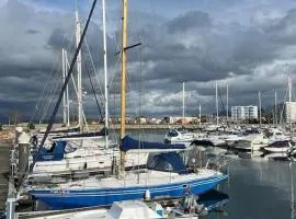 Tu casa flotante en Sevilla! Barco en alquiler en el Guadalquivir