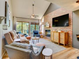 Indoor Pool Access and Deck Galena Family Getaway!, cottage in Galena