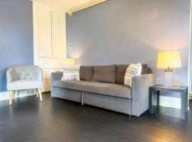 Sleeps 12 Cozy Charleroi Near Pittsburgh PA, hotel di Charleroi