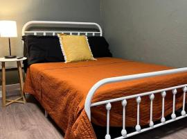 Sleeps up to 10 Large Condo with 6 Beds plus WIFI, hotel in Pittsburgh