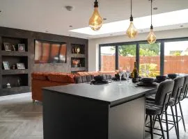 Riverside Stays - Sleeps 9