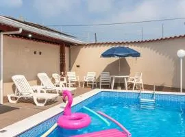 Casa Lindíssima e Espaçosa com 2 Piscinas - Adulto e Infantil, Perto da Praia, Opção da Piscina Adulto Aquecida Cobrado à Parte, 4 Quartos Frente as Piscinas, Área Gourmet Completa com Churrasqueira, Forno e Fogão a Lenha, Mesa de Bilhar, Lareira na Sala
