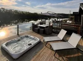 Willow's Lakeside Lodge With Hot Tub & Hi-Speed Wifi