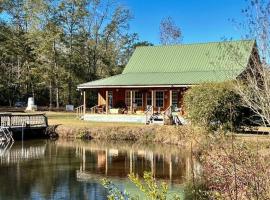 Private Cabin on 40 acres! Fish-Hunt-Dog Friendly, hotell i Jesup