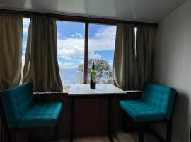 Sky Bus, hotel v destinaci Bello