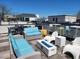 Social House with King bed with 2 car garage parking!