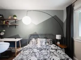 Spacious Room with Ensuite Bathroom near Subway, Koreatown & UofT
