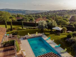La Villa Bleue, Maison Exceptionnelle de 800m2, Hammam, Piscine et Jacuzzi – hotel w mieście Capendac