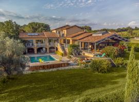 La Villa Bleue, 800m2, Hammam, Piscine et Jacuzzi, hotel a Capendac
