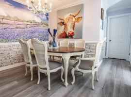 Texas Bluebonnet Farmhouse، فندق في Keller