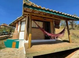 Chalezinho Mata Virgem - perto do centro e cachoeiras, cozinha completa e churrasqueira