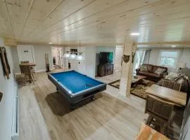 NEW! Modern Getaway - Hot Tub l Fire Pit l Pool table