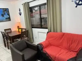 Apto confortável, Praia das Astúrias 5 min a pé, garagem, 2 quarto ar, suíte, wi-fi