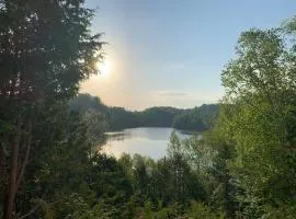 Le Paresseux - Chalet rustique québécois avec foyer, vue sur le lac et sentiers de randonnée