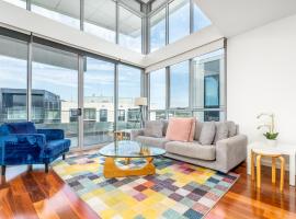 2BR Apt Near Parliament House - Hosted by Canstay, отель в городе Kingston 