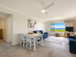 Absolute Beachfront Apartment 3B، فندق في لينوكس هيد