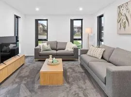 Sleek & Stylish Family Retreat in Shorewell Park