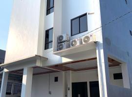 Kusuma Raya Guest House, hotel v destinaci Srondolwetan