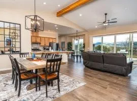 Mountain View House with hot tub, putting green, stunning views