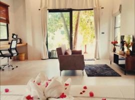 Tropical Crystal Villa with Terrace Kitchen, Hotel in Salad Beach