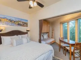 Charming Studio w Kitchenette, Hot Tub Near River condo