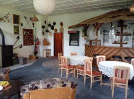 Stará škola - penzion - celý komplex- 10 lůžek, hotel v destinaci Čaková