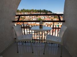 Viesnīca Lake View Double Balcony City Center Apartment in Ohrid pilsētā Ohrida