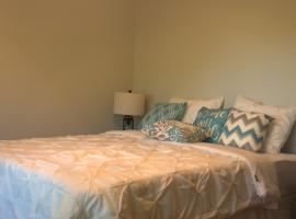 Rest & Relax in our cozy 5 Bedroom House, Hotel in Browns Mill Lake
