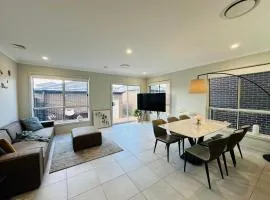 JC House - 4 Br, AC & Wi-Fi Close Coles & Train