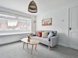 StayRight 3BR House- Modern Kitchen & Private Parking