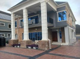 Ruston Castle - 3 bedroom duplex at Carlton Gate Estate, hotel v destinaci Ibadan