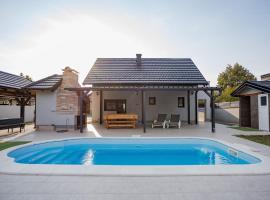 Holiday house Eva with pool, hotel v destinaci Vukovar