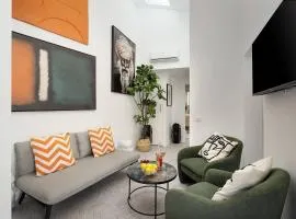 Small Historic Townhouse by Promenade near Beaches