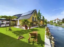 Ferienwohnung, 2 Zimmer, 4 bis 6 Personen, 67 qm, mit großem Balkon, entlang am Fluss, an der Aach, am Bodensee, nah am Naturschutzgebiet