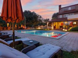 Guesthouse ''Barboska'' - big outdoor swimming pool & private tennis court, hotel i Vodnjan