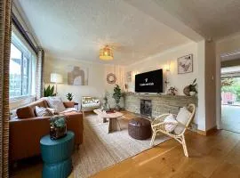 Willow Stream House - Spacious City Centre Riverside Home - FREE 2 Car Parking