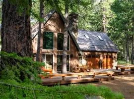 Spring Home 6 - Cozy 4BR Cabin in Black Butte Ranch w Fireplace