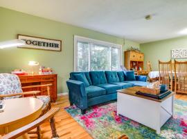 Family-Friendly Cottage Grove Home with Fireplace!, hotel v destinaci Cottage Grove