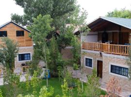 Caba&ntilde;as Bungalos las Alazanas, хотел, който приема домашни любимци, в San Antonio de las Alzanas