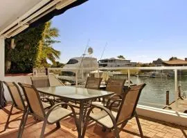 Canal Villa & Jetty- Convenient, Central Location