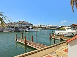 Canal Villa & Jetty- Convenient, Central Location