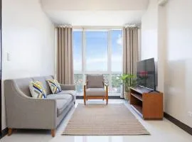 Furnished 2BR Top Floor Condo Minutes to Beach with Amazing Sea View, Netflix, WiFi and Pool Access