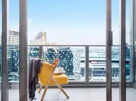 A 2BR Apt with Harbour Views and FREE Parking